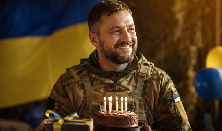 З днем народження воїна